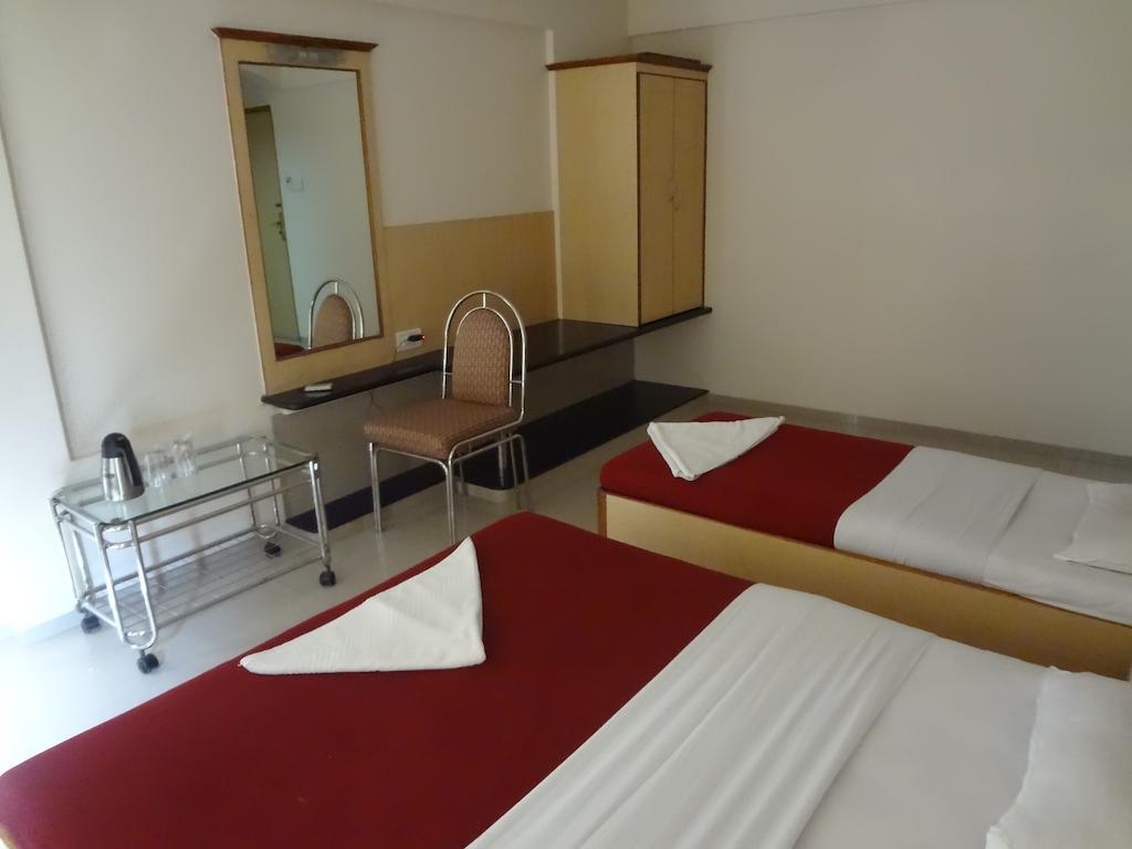 Hotel Ashwin Мумбаи Экстерьер фото