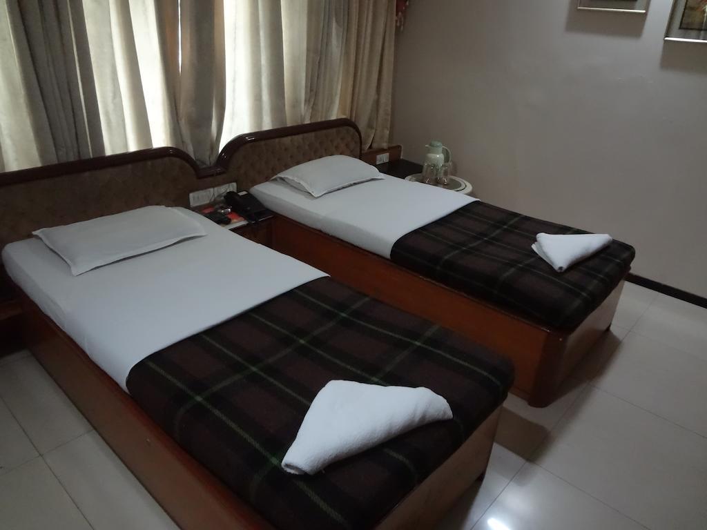 Hotel Ashwin Мумбаи Экстерьер фото